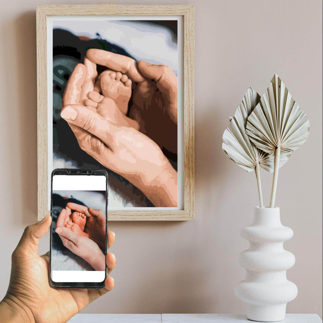 Personalisiertes Malen nach Zahlen dein eigenes Foto, ein persönliches Bild von Babyfüßen, die von den Händen der Mutter gehalten werden. Vorher Nacher.